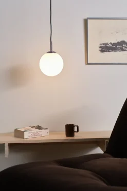 EKMAN Lampe am Fenster