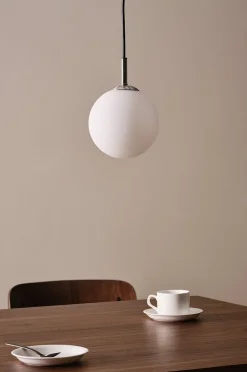EKMAN Lampe am Fenster